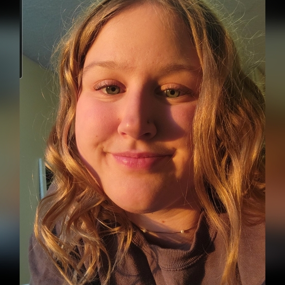 Meet your Posher, Natalie - Picture 2 of 2